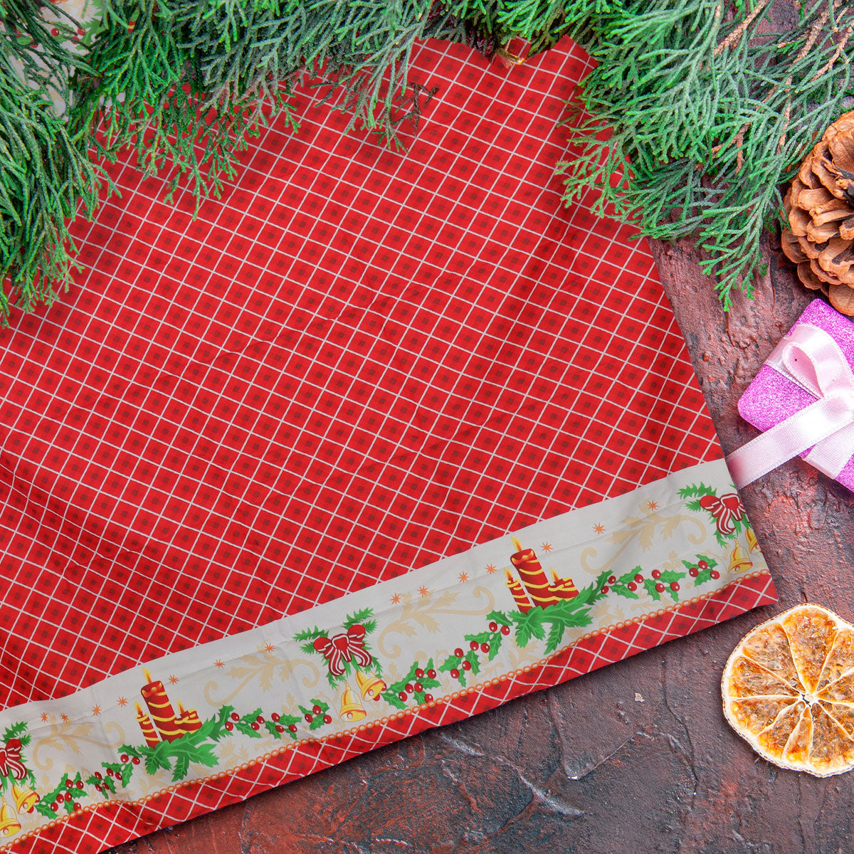 Mantel Navideño, Diseño Rombos, Color Rojo, 2x1.5 m