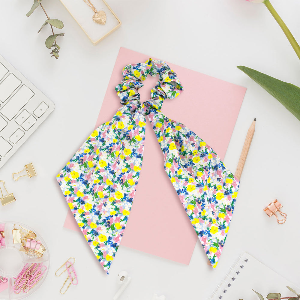 Dona con Pañuelo Floreado colores