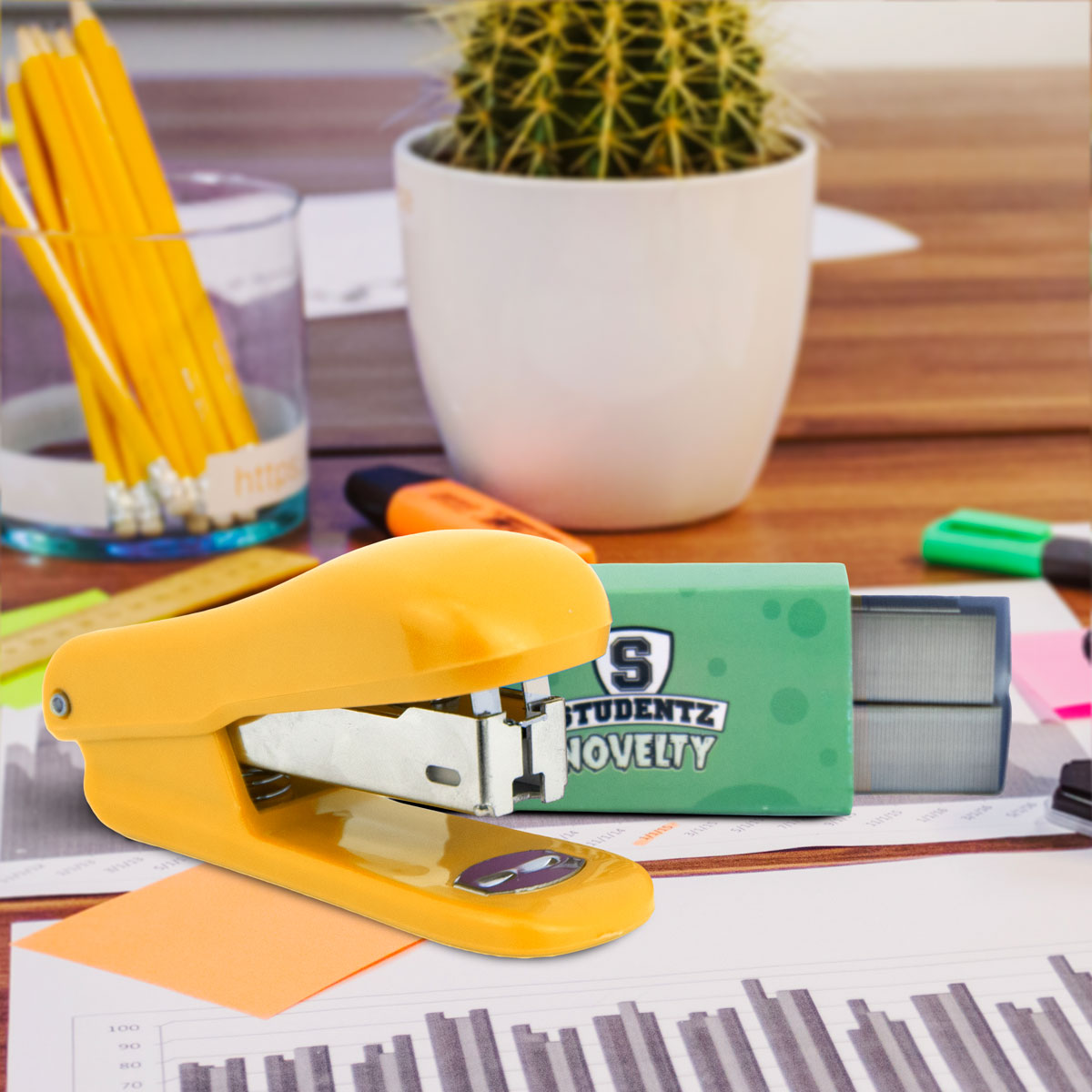 Engrapadora color Naranja con Grapas100 pza.