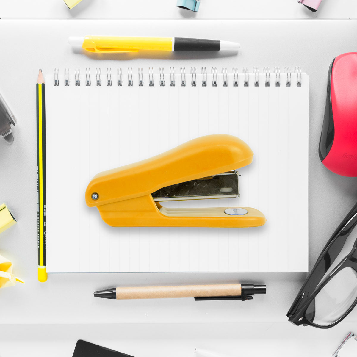 Engrapadora color Naranja con Grapas100 pza.