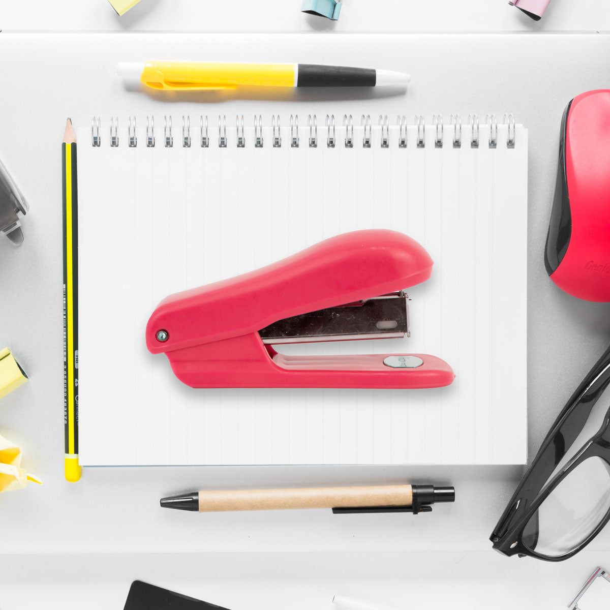 Engrapadora color Rosa con Grapas100 pza.