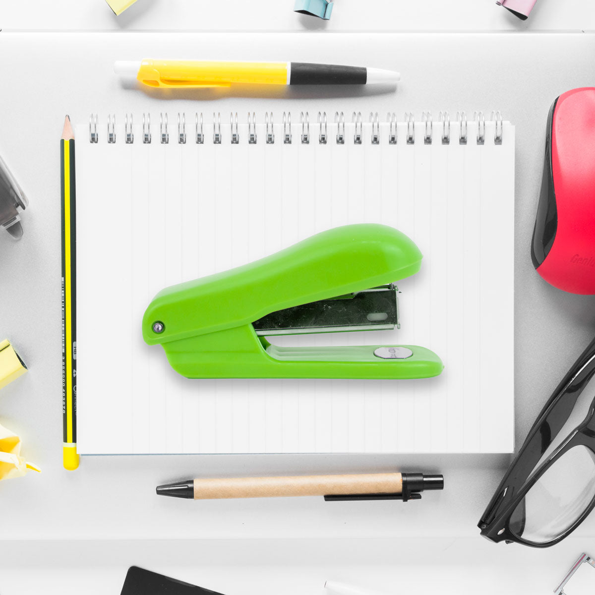 Engrapadora color Verde con Grapas100 pza.