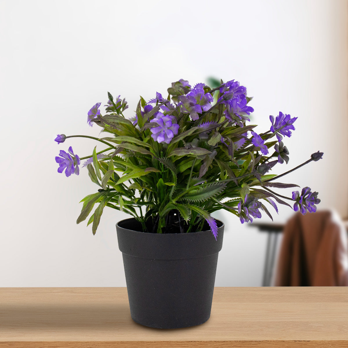 Planta Artificial con Flores color Morado en Maceta