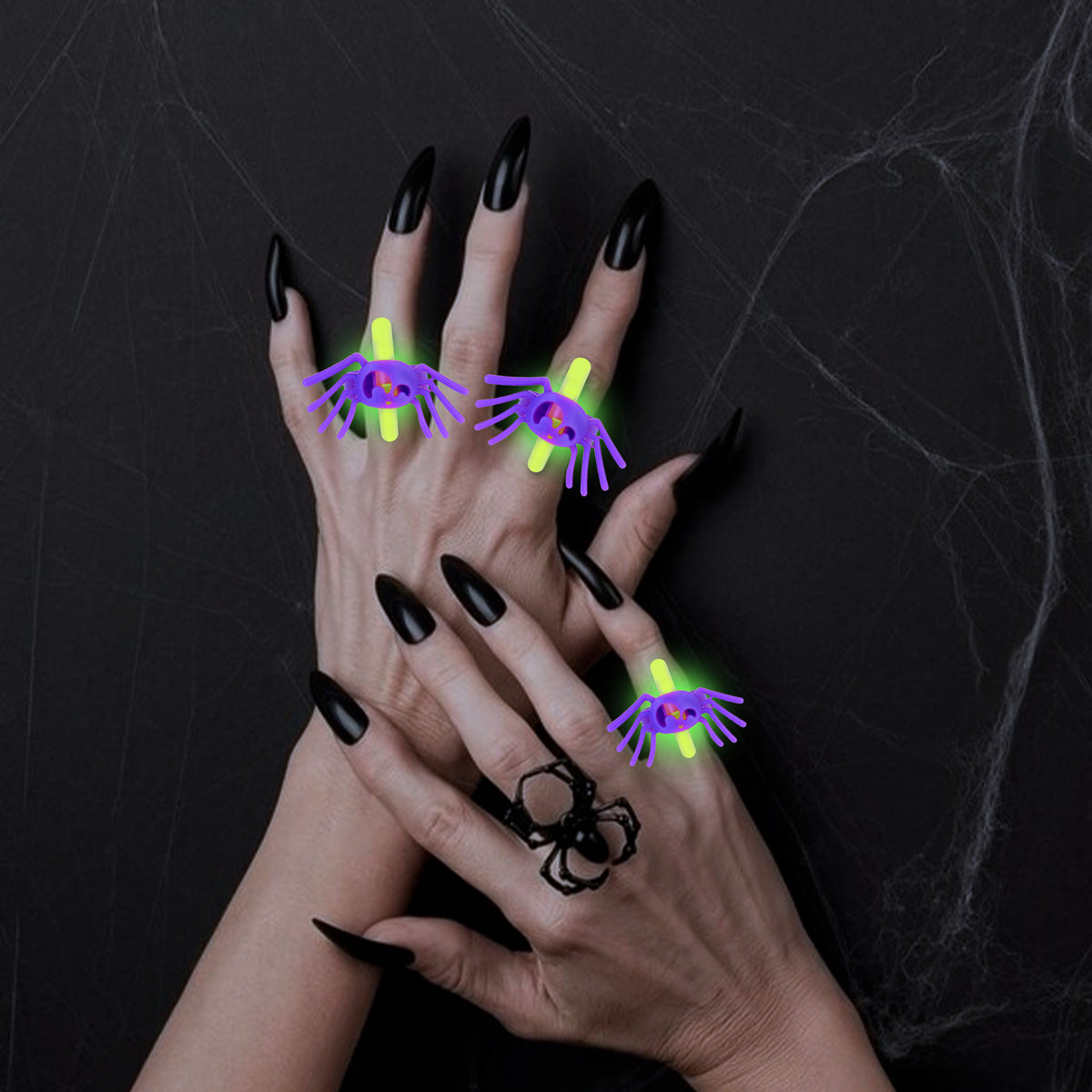Anillos en Forma de Araña Fluorescente color Verde, 4 piezas.