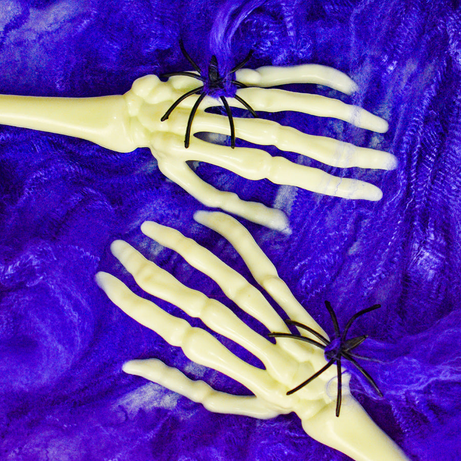Telaraña color Morado + 2 Arañas de Plástico color Negro