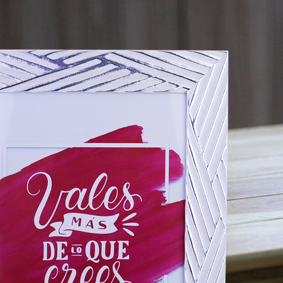 Portarretratos con Diseño de Líneas color Blanco con Plata 13x18cm