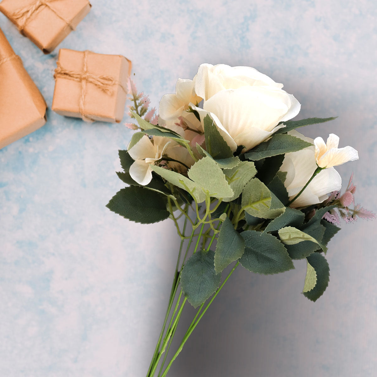 Ramo de Flores Artificiales color Blanco con Follaje, 45cm