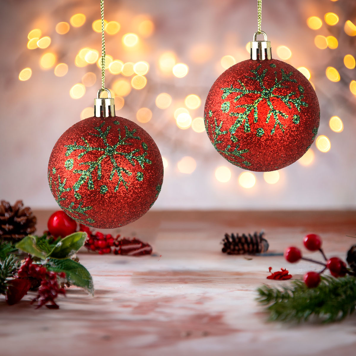 Esferas Navideñas color Rojo Decoradas con Copos de Nieve, 2pzas