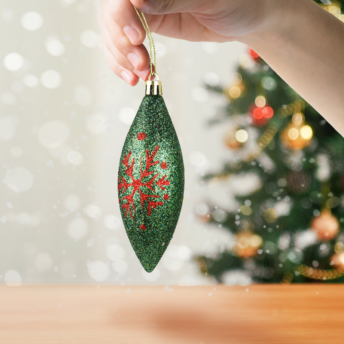 Esferas Alargadas Navideñas color Verde Decoradas con Copos de Nieve, 2pzas