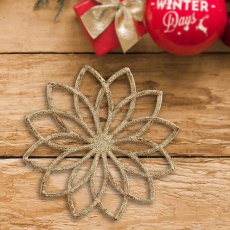 Ornamento Navideño de Copo de Nieve con Diseño Floral color Oro