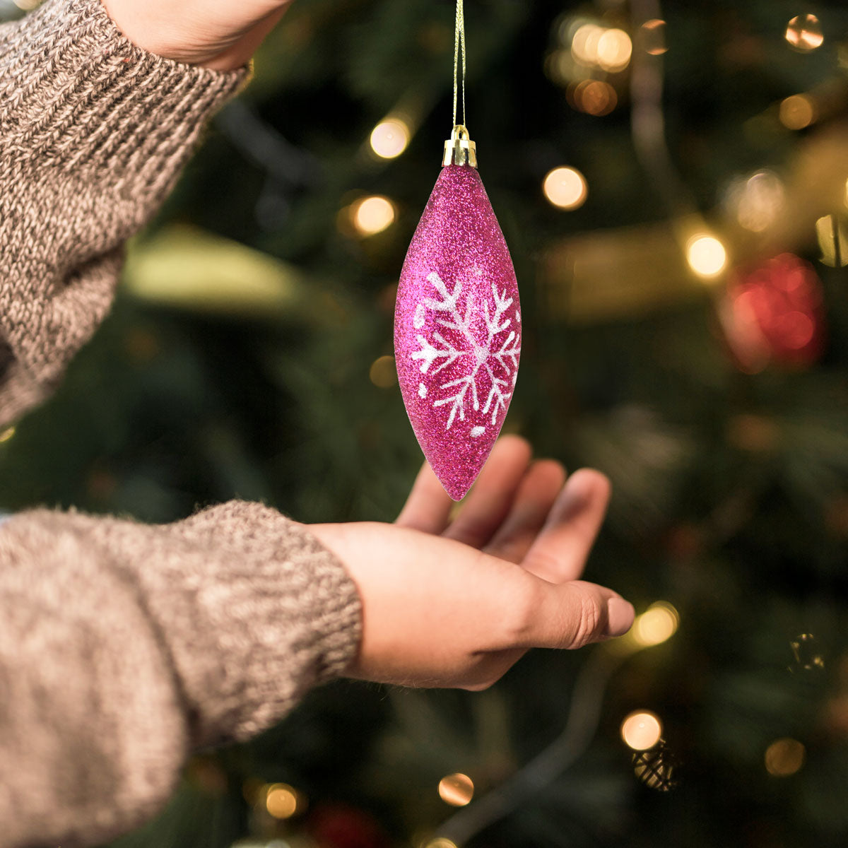 Esferas Alargadas color Rosa con Decoración de Copo de Nieve, 2pzas