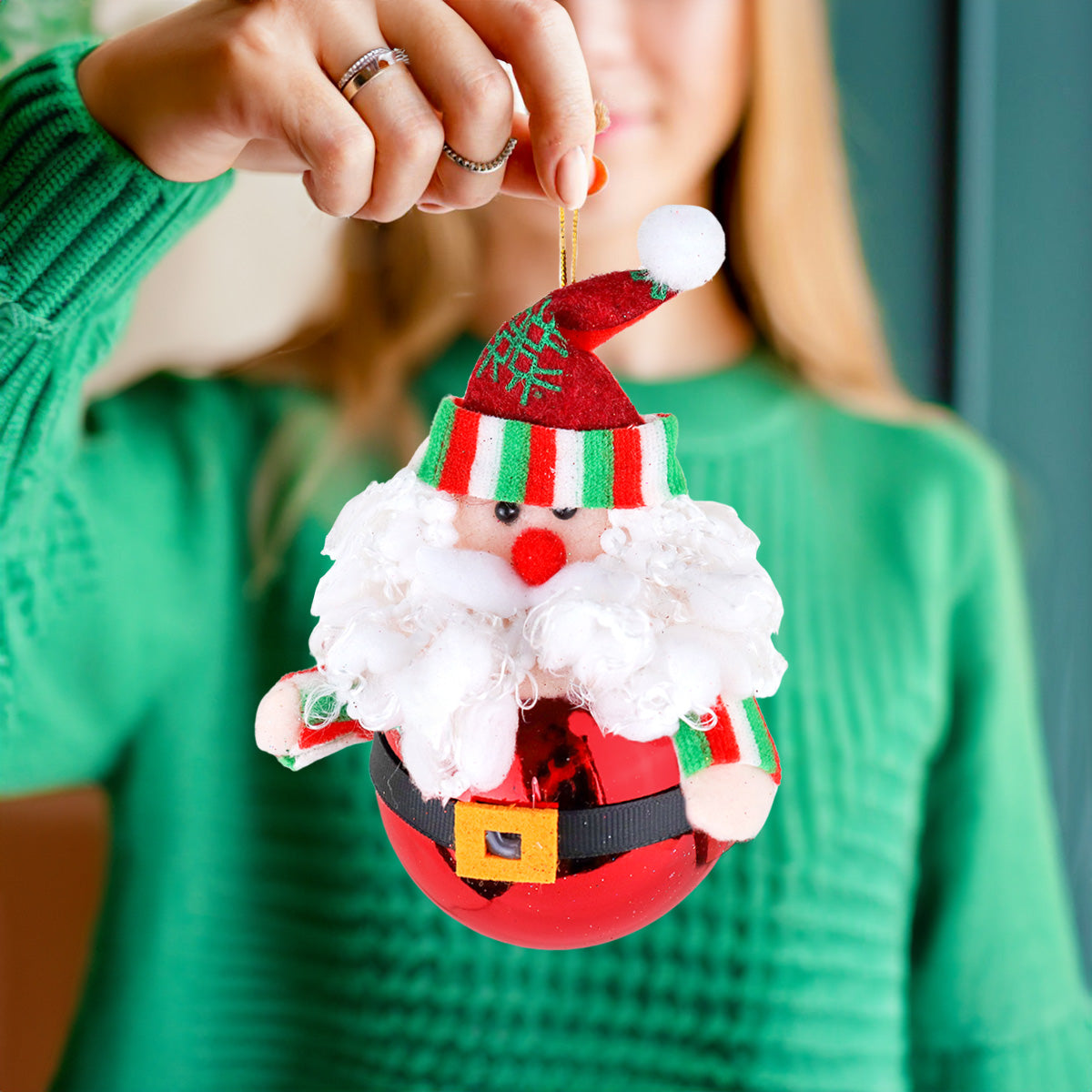 Santa Claus con Esfera Navideña