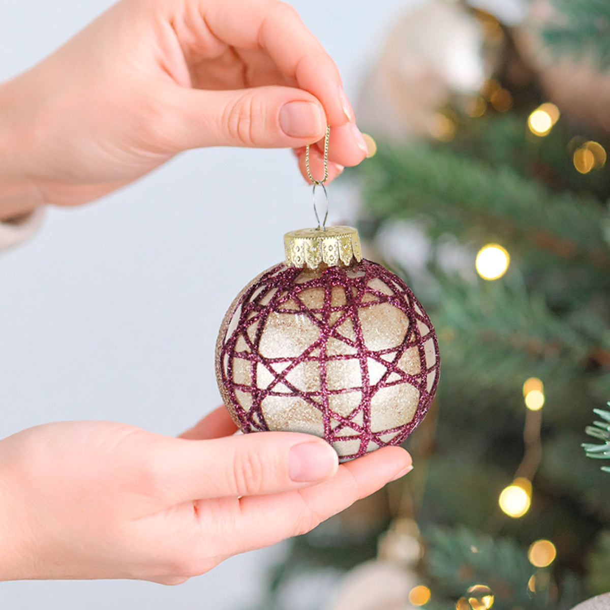 Esferas Navideñas Brillantes con Diseño en Glitter Vino, 2 pzas