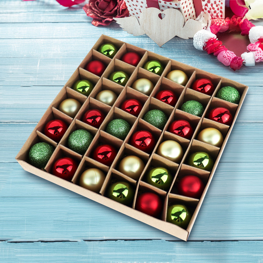 Set de Esferas Navideñas color Verde, Rojo y Plateado, 36pzas