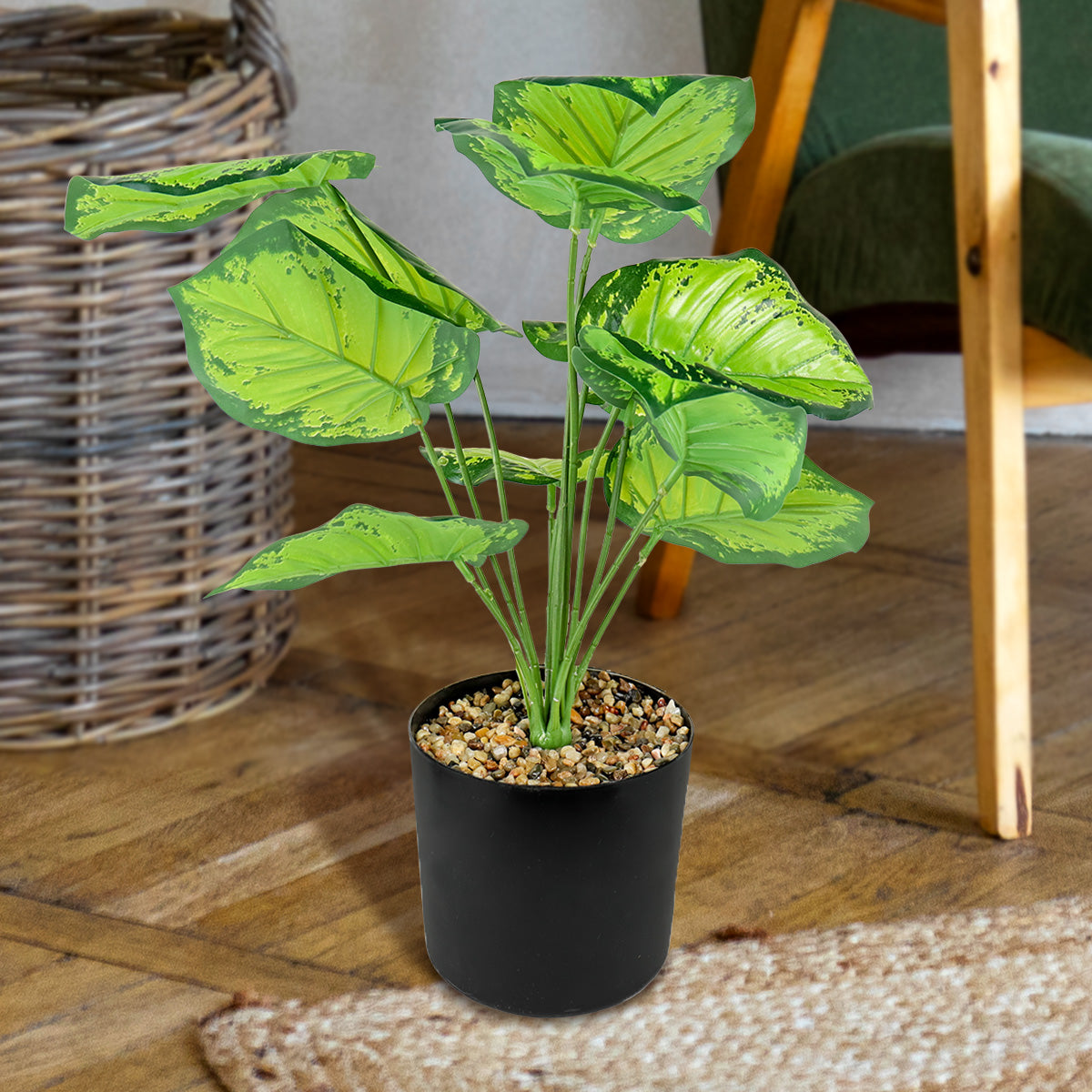 Maceta Negra con Planta Verde Artificial