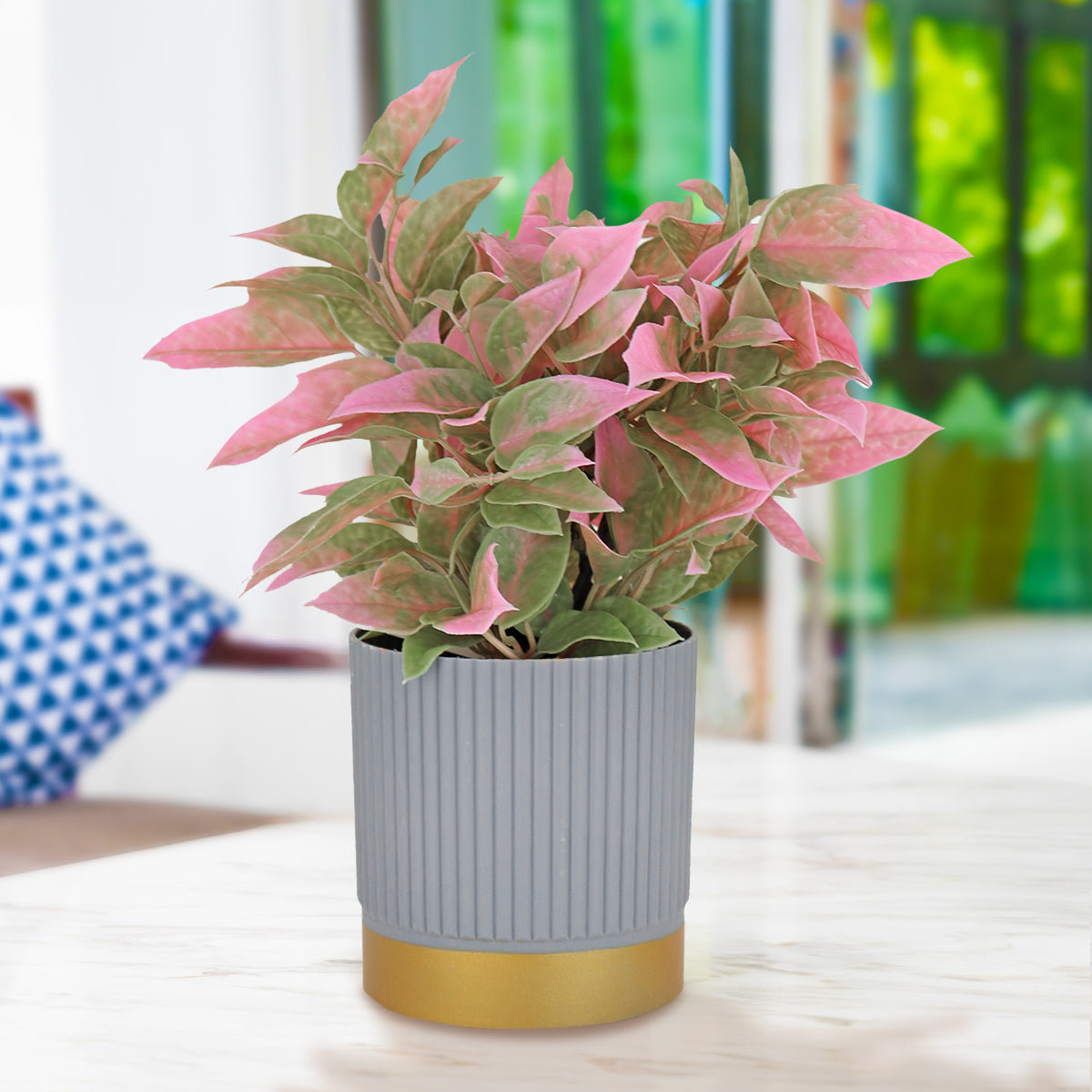 Maceta Gris con Planta Artificial Color Rosa