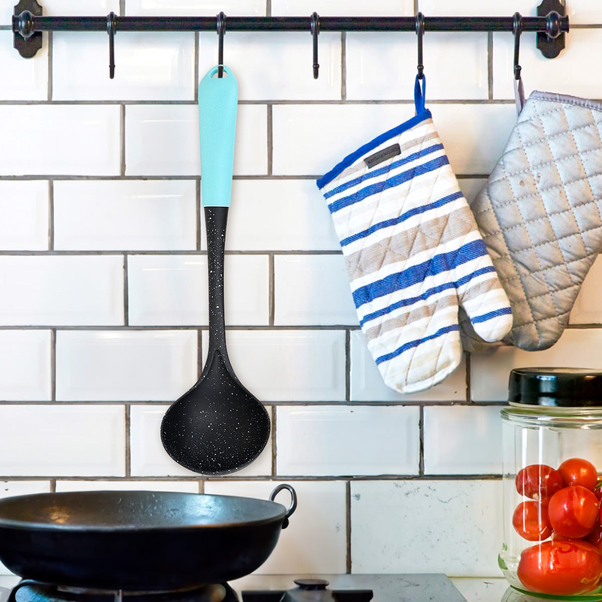 Cucharón, Inkanto, Color Negro con Mango Azul