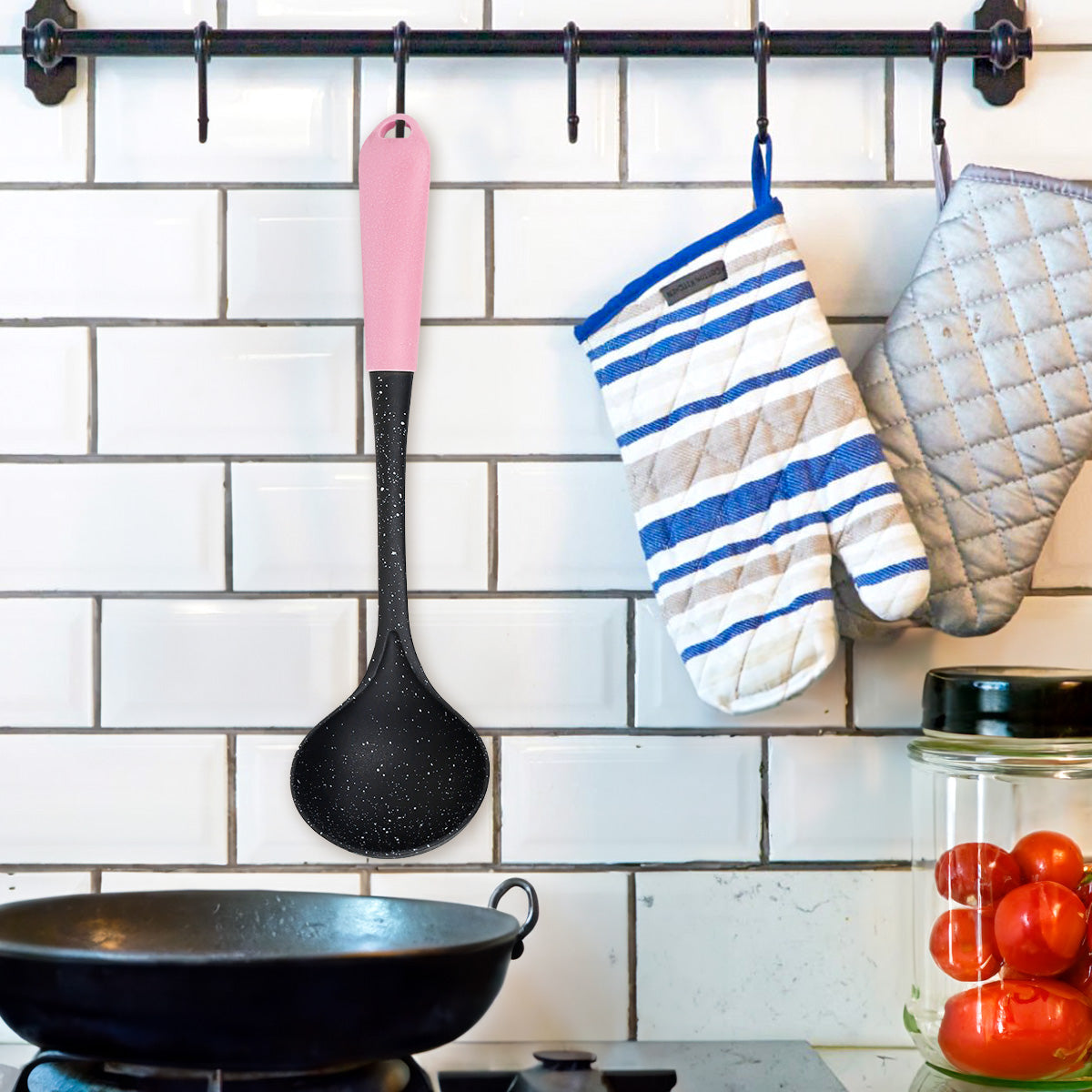 Cucharón, Inkanto, Color Negro con Mango Rosa