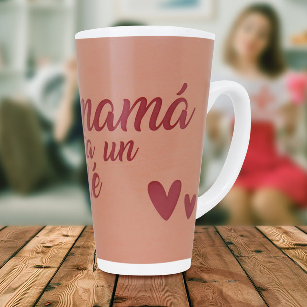Taza "Esta mamá necesita un café" 473 ml