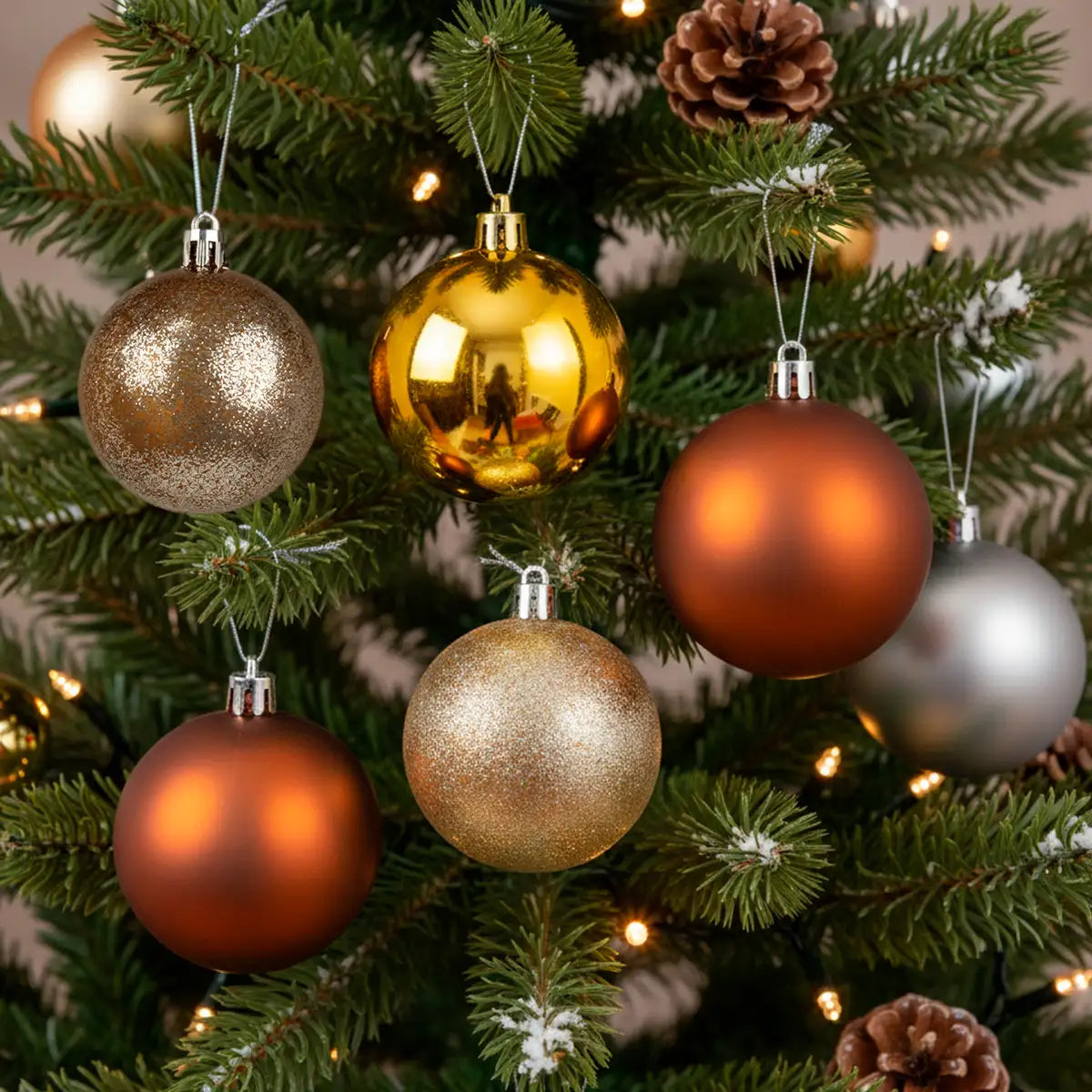 Mix de Esferas Navideñas, Color Café. 5 pzas