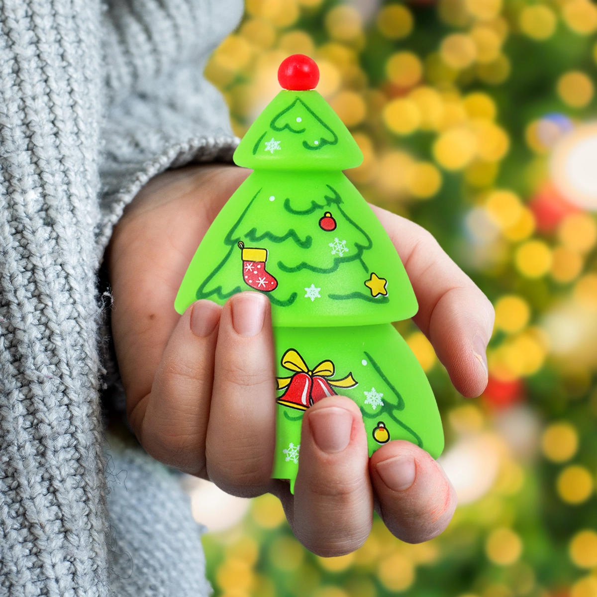 Squishy Navideño, Pino con Detalles Rojos