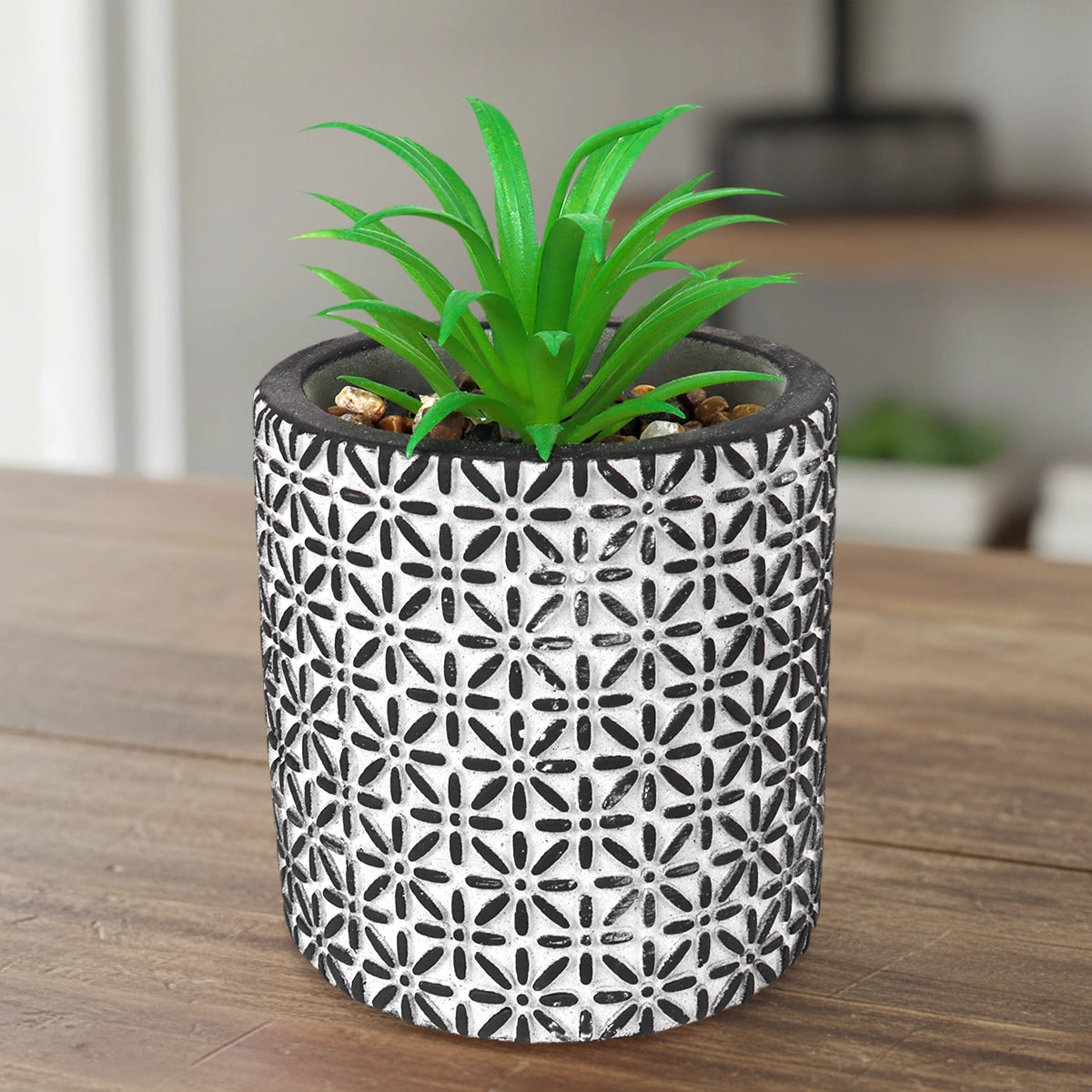 Maceta con Planta Artificial, Diseño con Patrón Flores, Color Negro