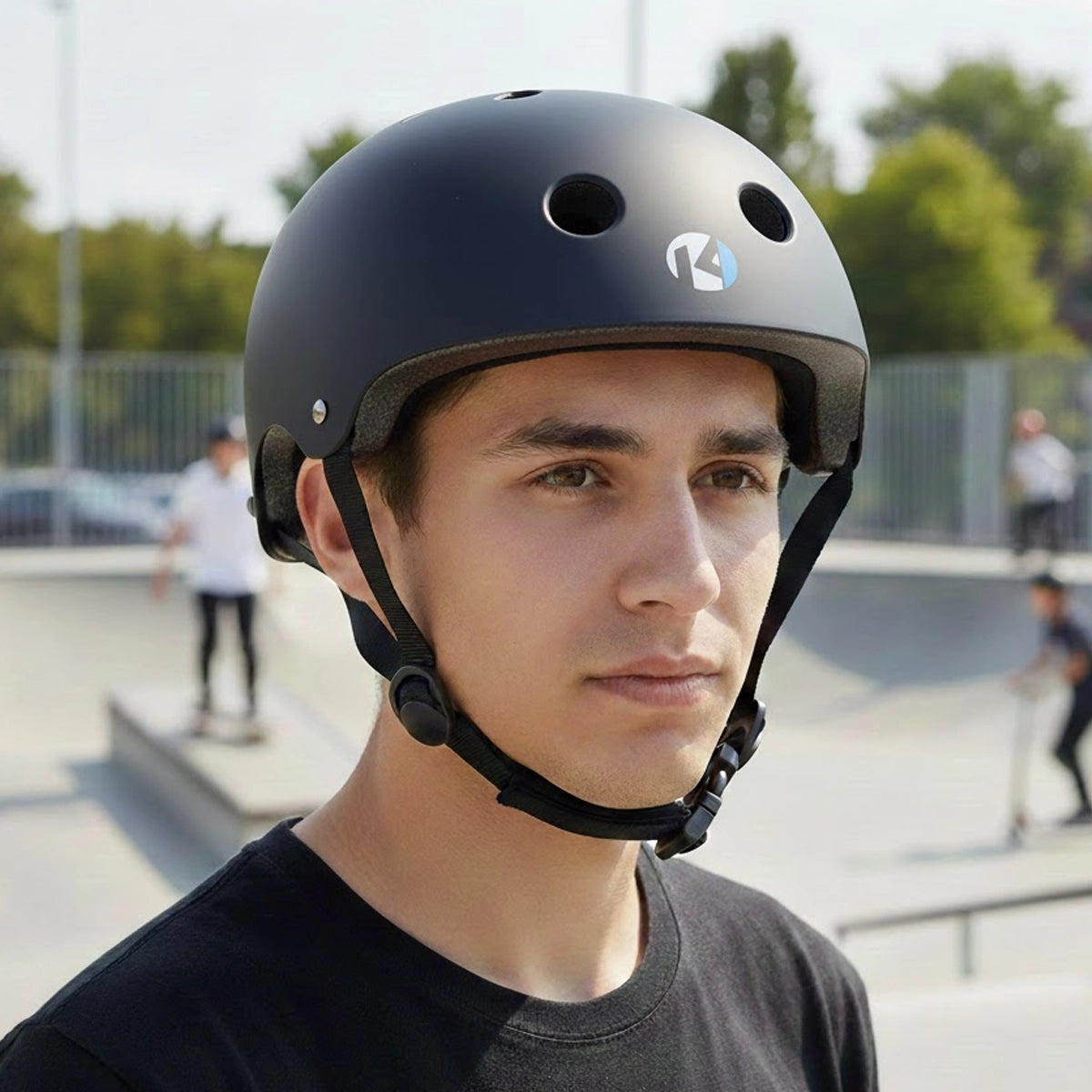Casco Kriptonics Skateboards, Color Negro