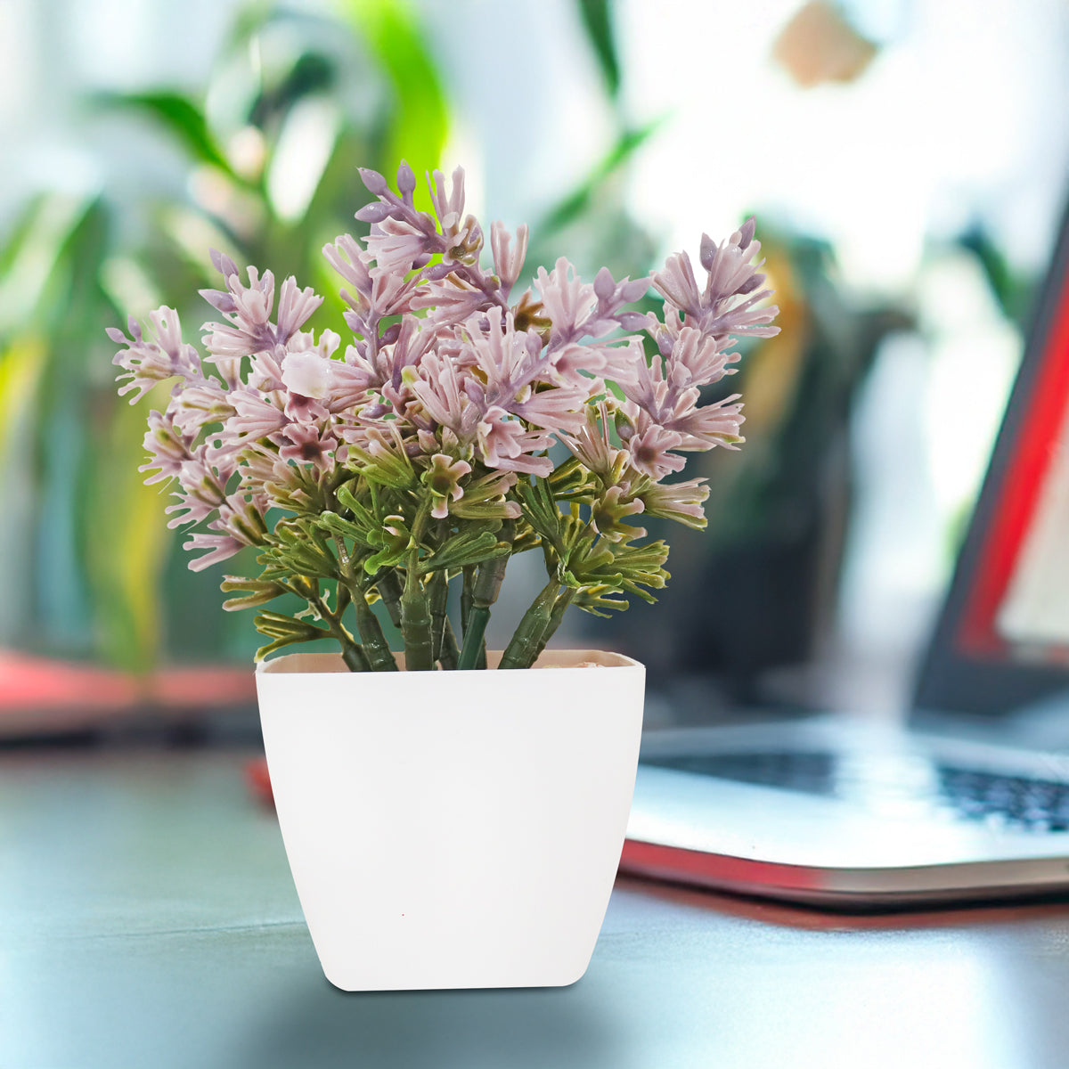 Maceta Blanca con Flor Artificial