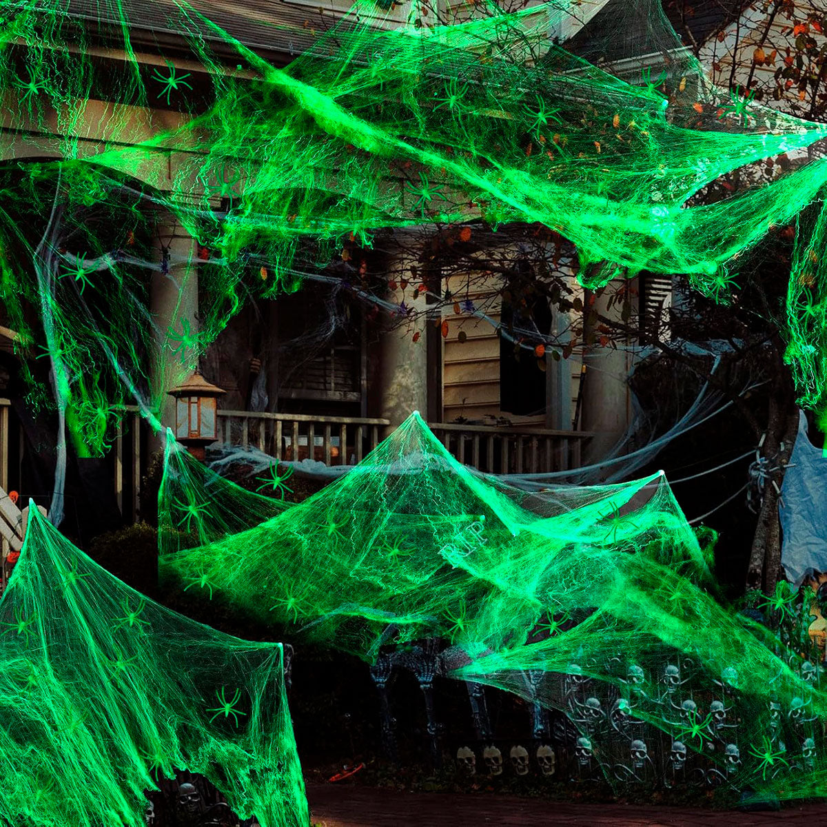 Telaraña Fluorescente con 4 Arañas de Plástico