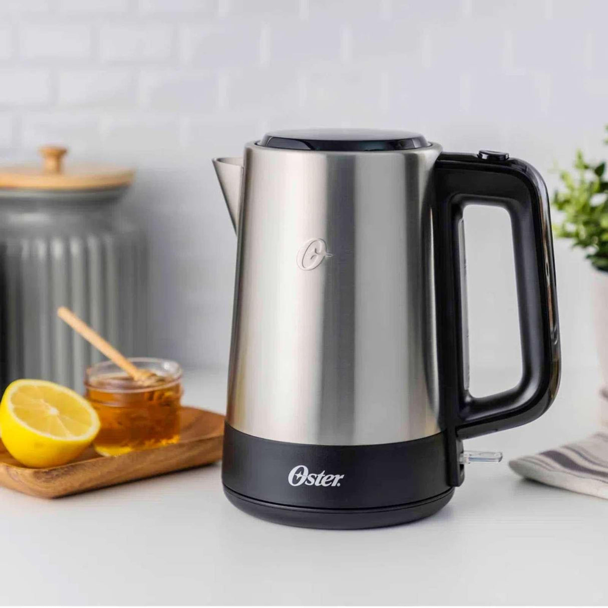 Hervidor Eléctrico Oster 1.7 Litros Gris BVSTKE671