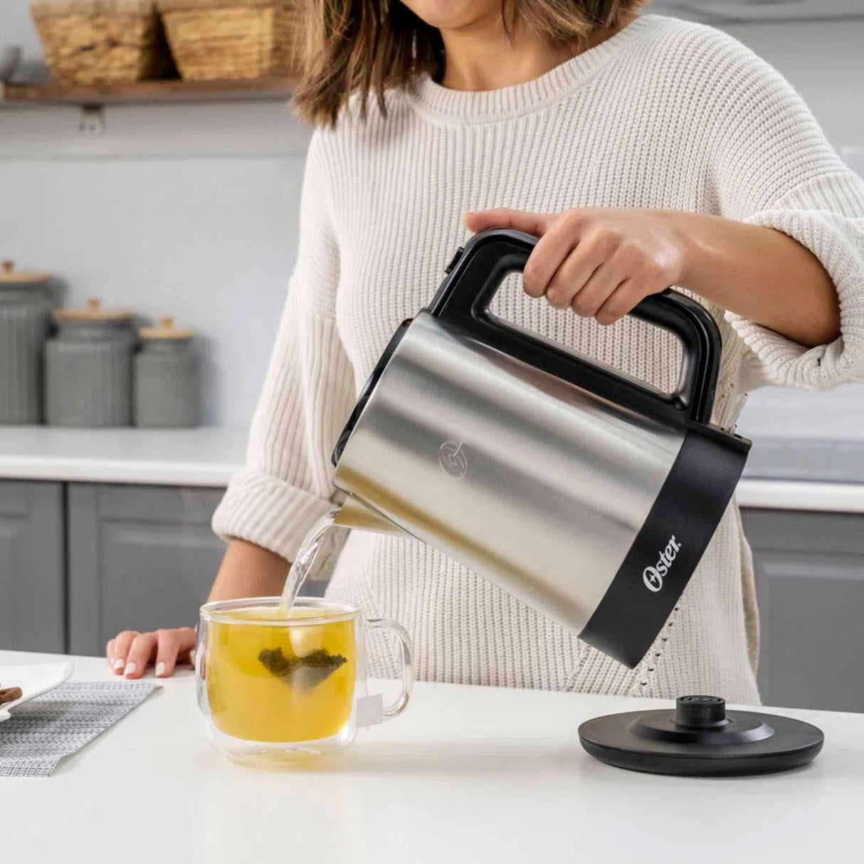 Hervidor Eléctrico Oster 1.7 Litros Gris BVSTKE671