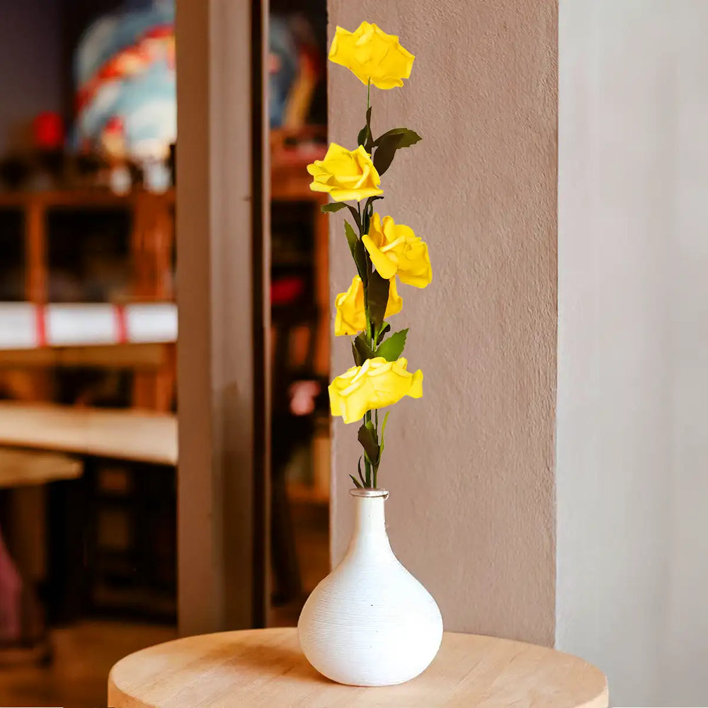 Vara con Flor Artificial, Color Amarillo