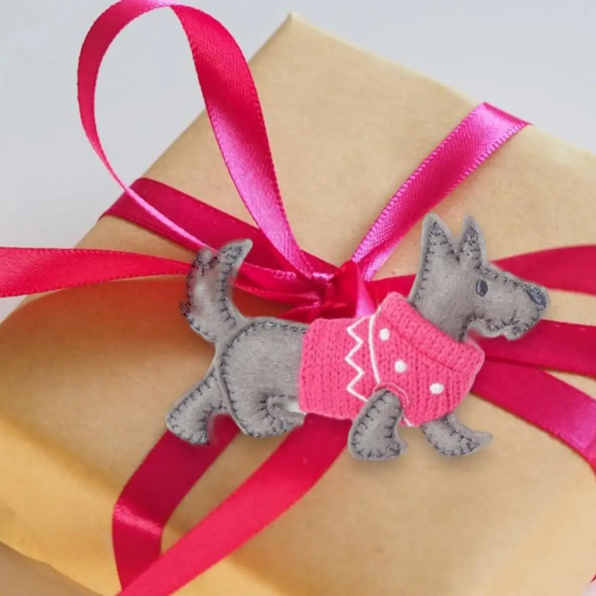Adorno de Árbol Scottish Terrier con Suéter Rosa, Wondershop