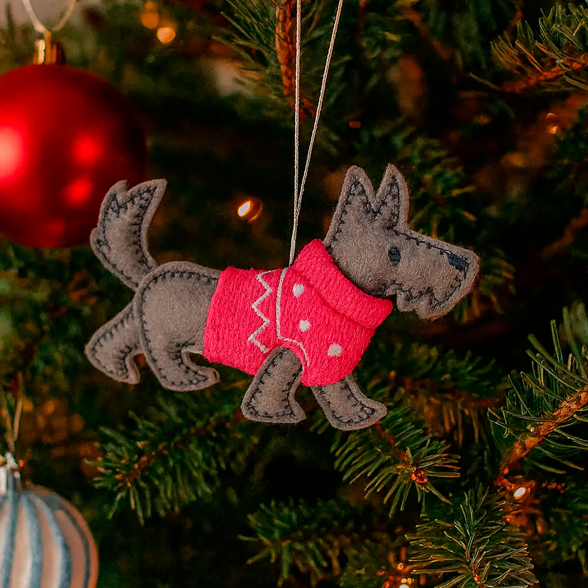 Adorno de Árbol Scottish Terrier con Suéter Rosa, Wondershop