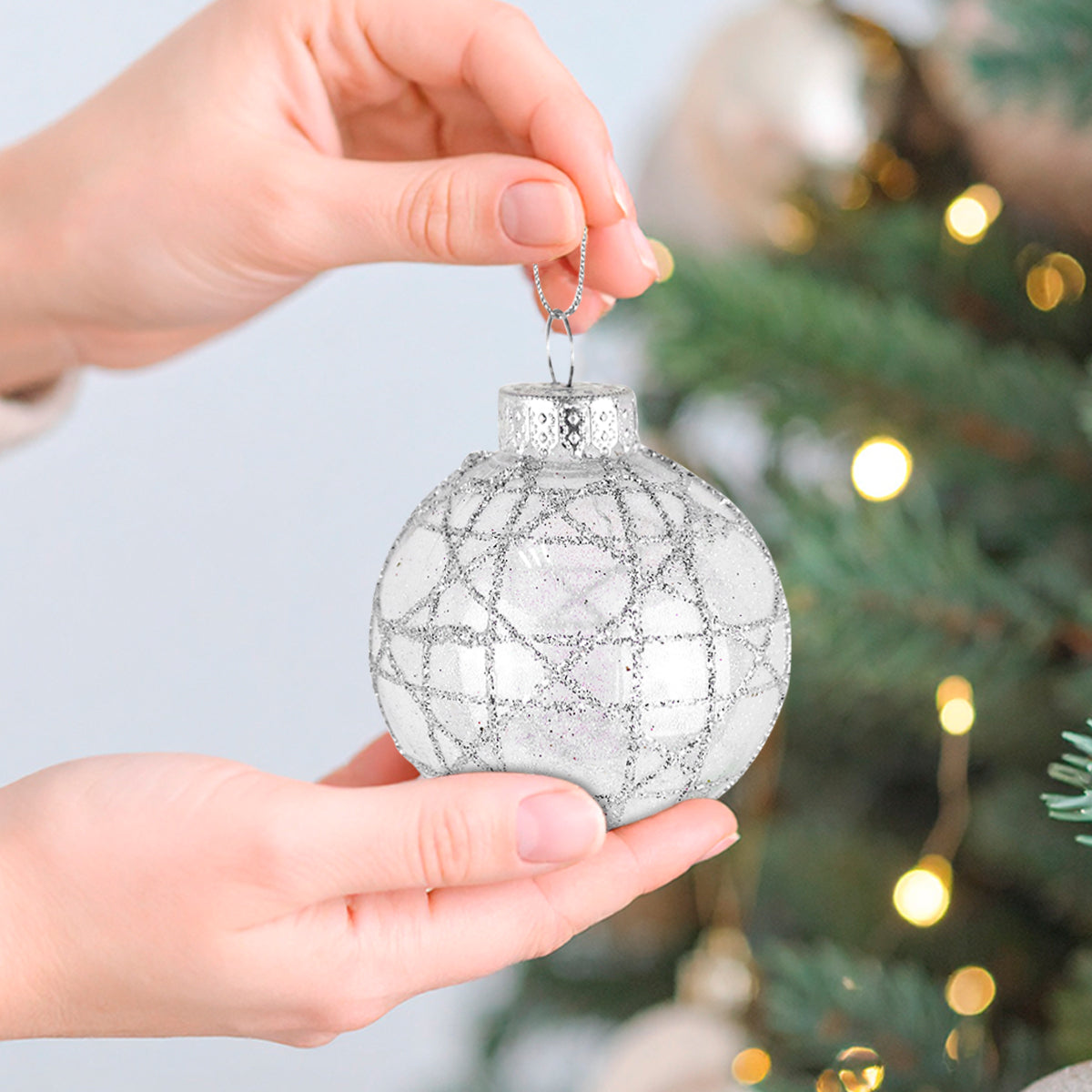 Esferas Navideñas Brillantes con Diseño en Glitter, 2 pzas