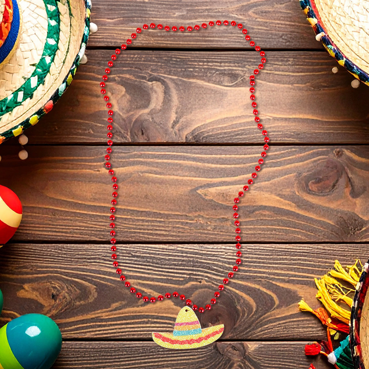 Collar con Decoración Sombrero, Color Rojo