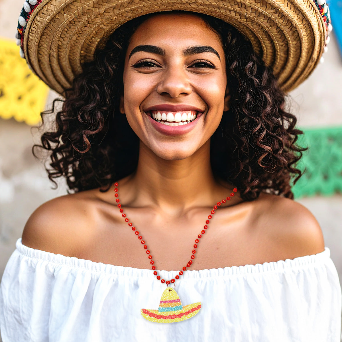 Collar con Decoración Sombrero, Color Rojo