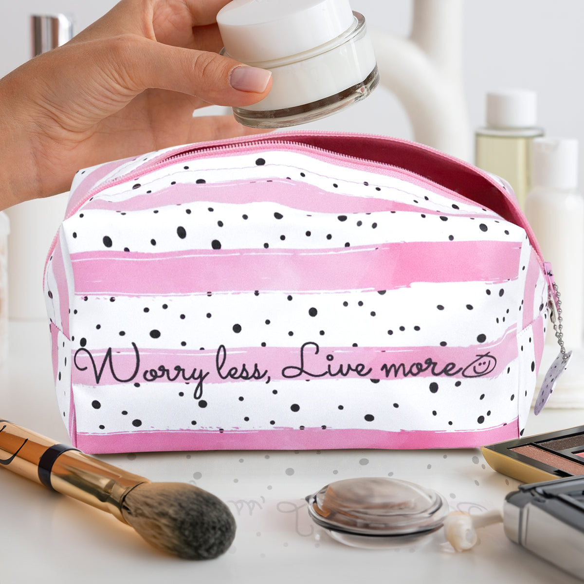 Cosmetiquera "Worry less, live more"