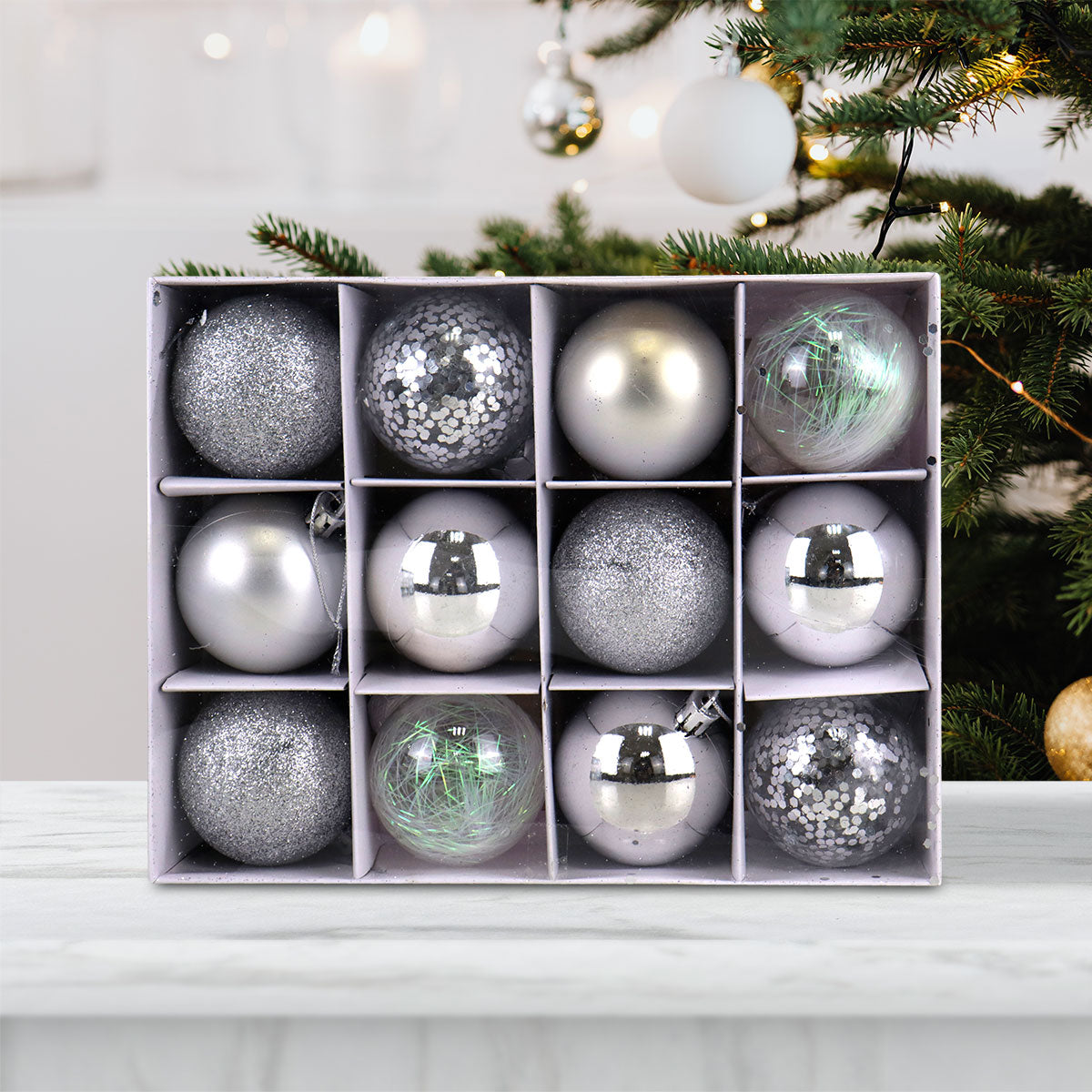 Set Variado de Esferas Navideñas Color Plateado, 12 piezas.