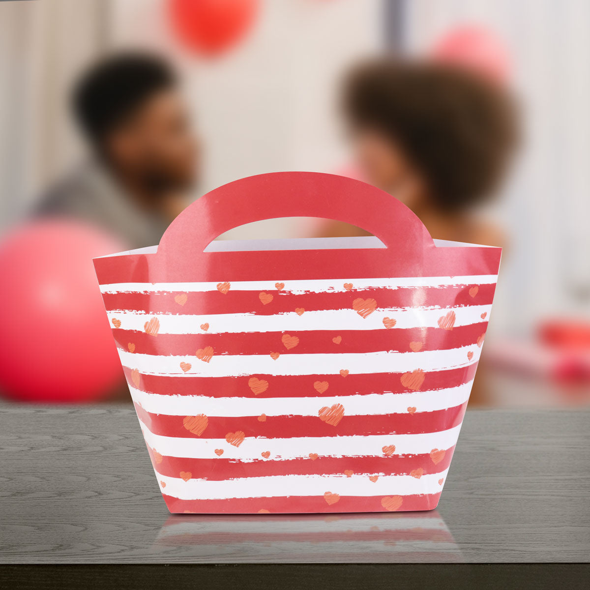 Bolsa Love de Corazones Rayada, Color Rojo/Blanco