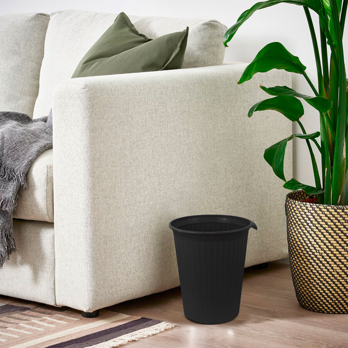 Basurero de plástico color Negro