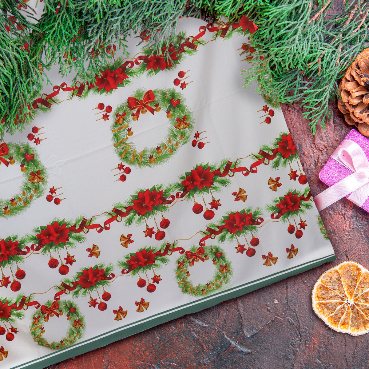 Mantel Navideño, Diseño Coronas, Color Blanco, 2x1.5 m