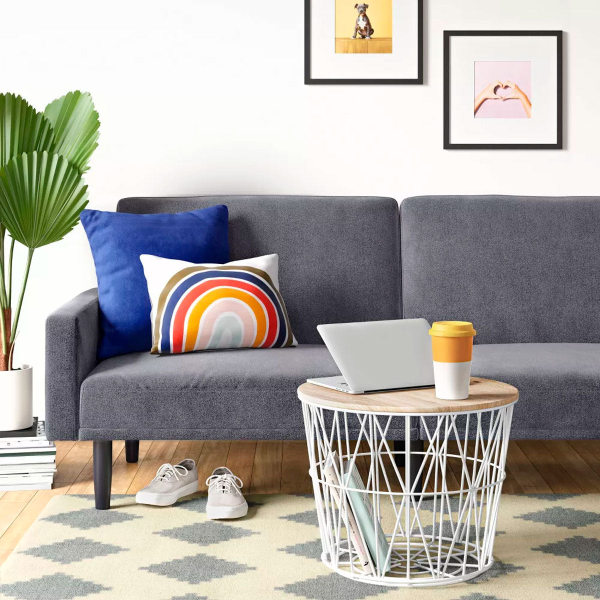 Sofá Futón color Gris Carbón con Brazos, Room Essentials