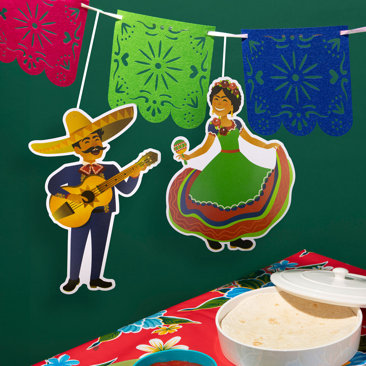 Decoración Colgante de Adelita y Charro para Fiestas Patrias.