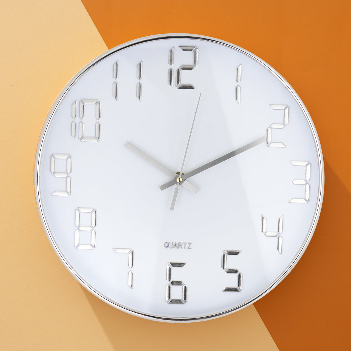 Reloj de Pared Moderno, color Plata con Blanco