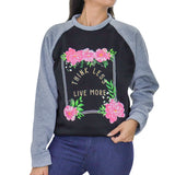 Sudadera color Gris con Negro para Dama con Estampado "Think Less Live More"