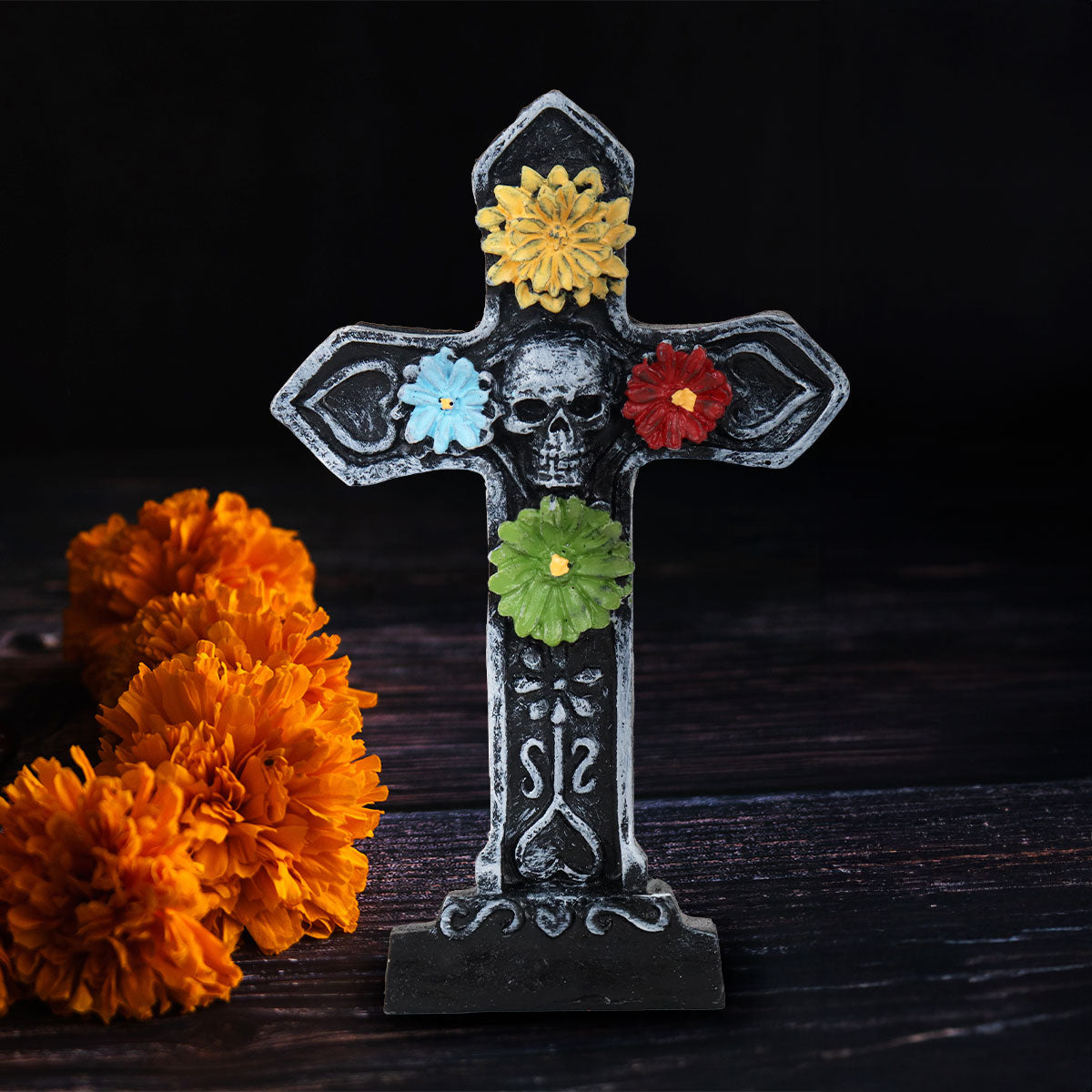 Cruz de Poliresina con Decoración de Calavera