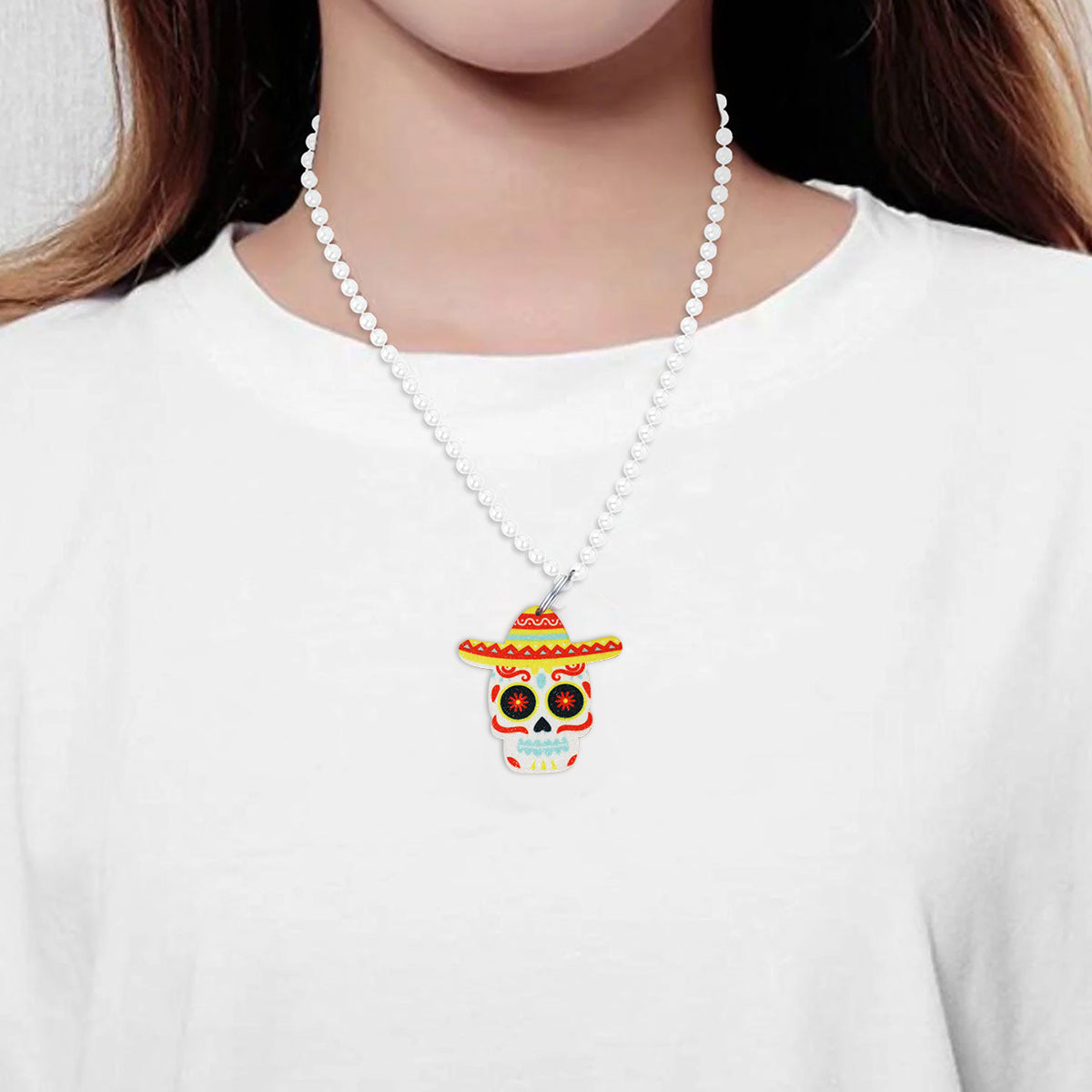 Collar color Blanco con Colgante en Forma de Calavera