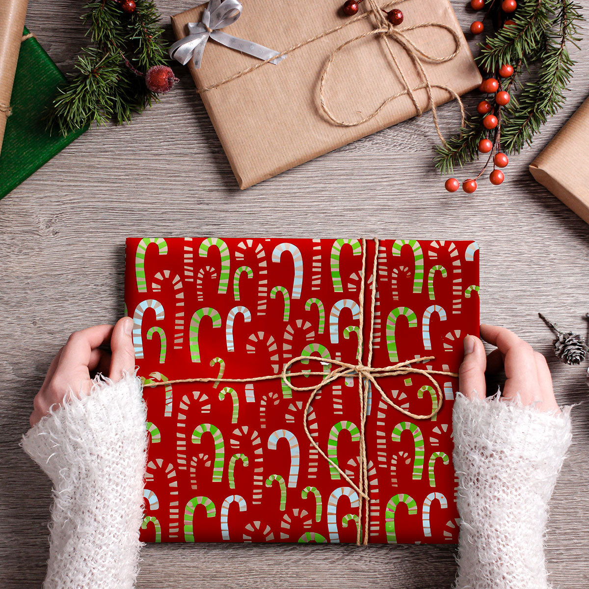 Papel de Regalo Navideño con Estampado de Bastones de Caramelo