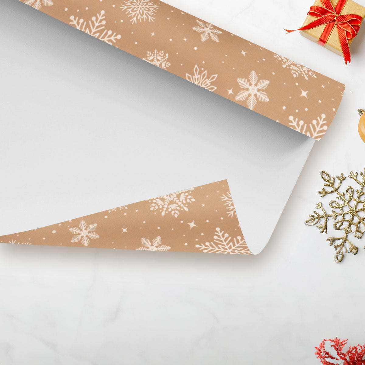 Papel de Regalo Navideño color Oro con Estampado de Copos de Nieve